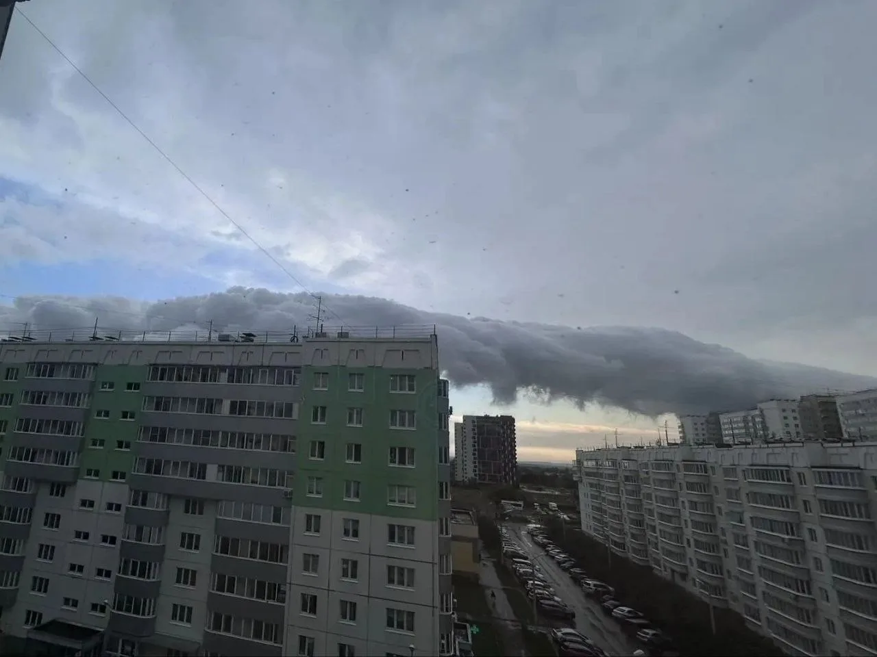 Красивые мощные облака, как будто густой дым. А может на самом деле дым? 

Кто в курсе?

VK: vk.com/