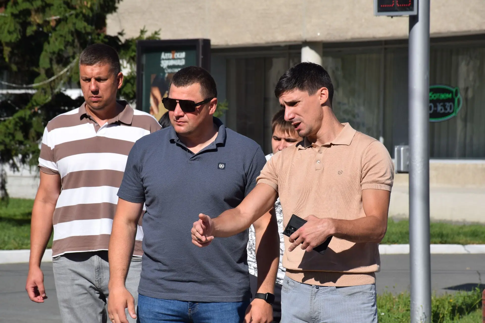Сегодня с коллегами проехали по городу. Особое внимание – ремонту инженерных сетей. Сейчас временно 