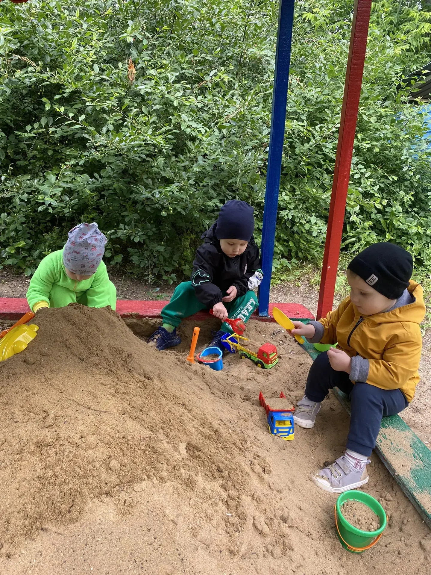 🌞🏖️ Привет, друзья! 
Сегодня отличный день для игры с песком! 🏰
✨ Собирайте ведерки и лопатки, да