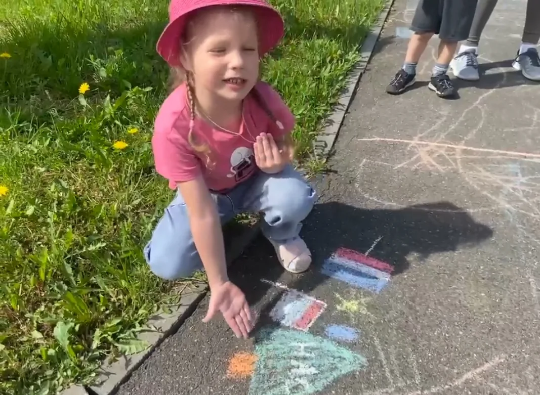 «Сегодня на асфальте ожила наша Родина! Ребята с огромным воодушевлением рисовали «Россия — Родина м