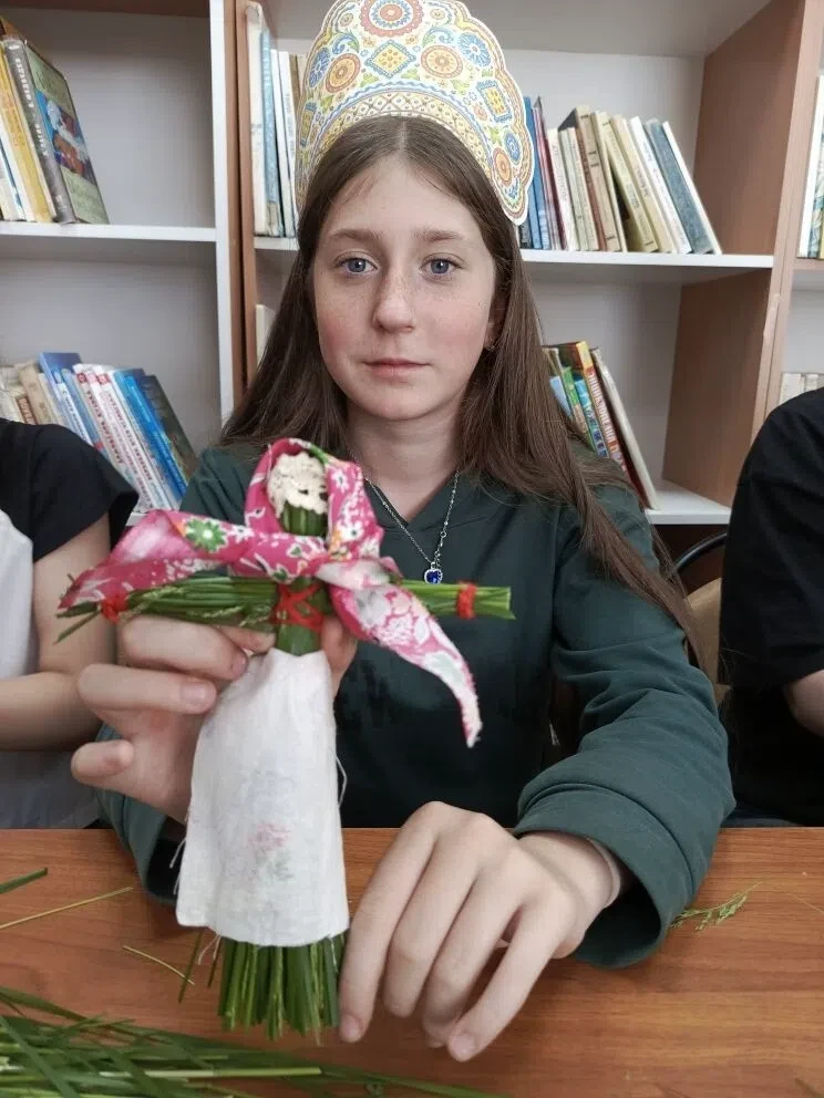 👆В Полянской сельской библиотеке прошла  программа "Славянская обрядовая кукла", которую вместе с п