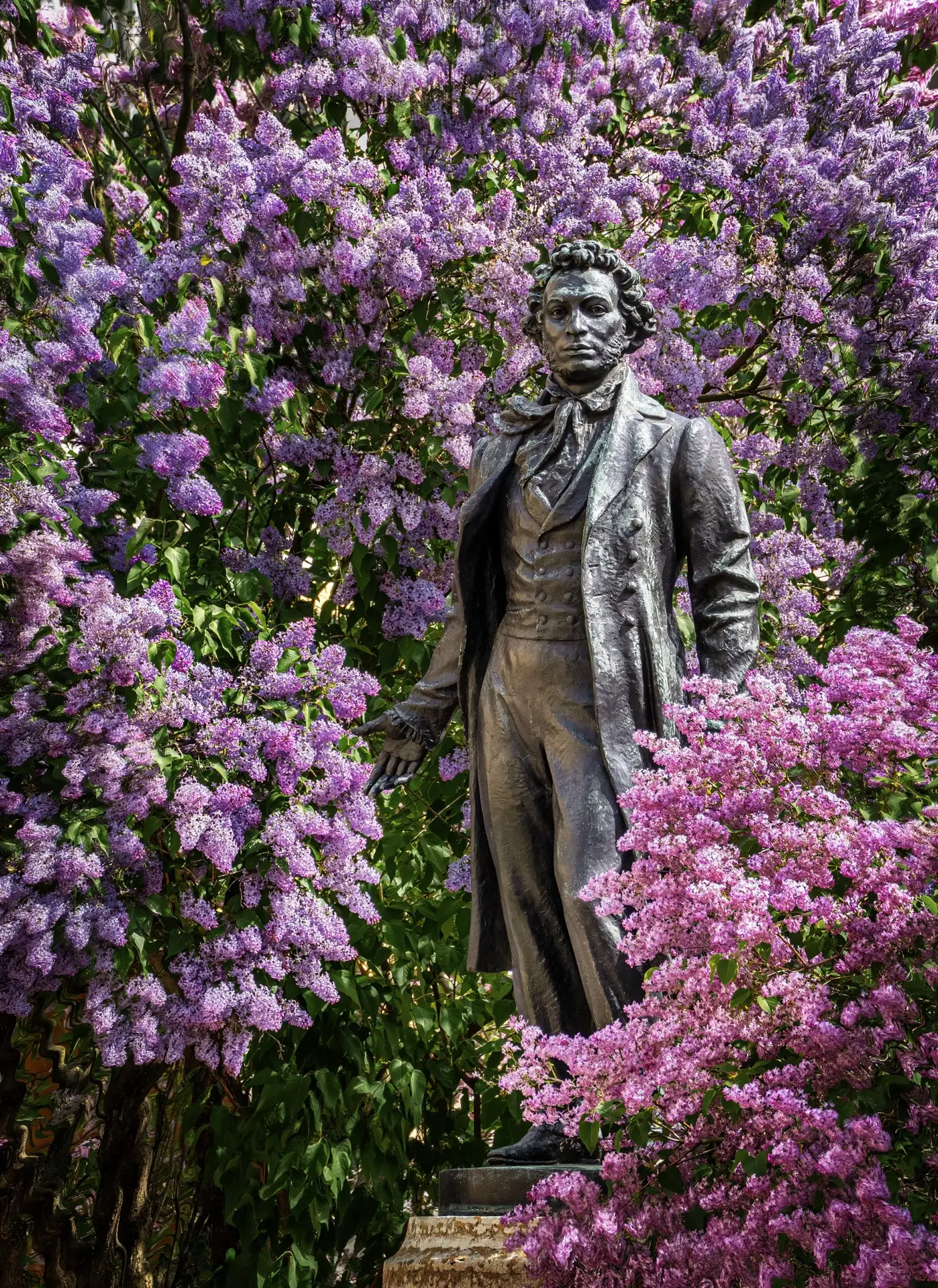 С Днем рождения Александр Сергеевич! 
(памятник А. C. Пушкину у последней квартиры поэта на набережн