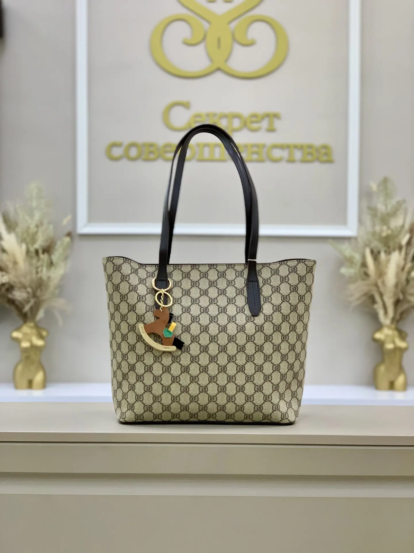 Стильная сумка
Выполнена из экокожи
Цена 3180₽

Ждём Вас за покупками 
с 10:00 до 20:00 по адресу:
�