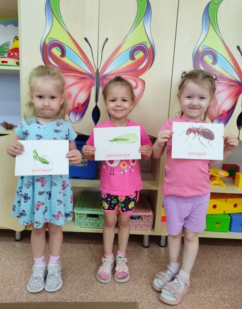 Насекомые летают, 🐝
Скачут, ползают, парят...🐛 Красотой нас удивляют, 🦋Пользу также принося! 🐜