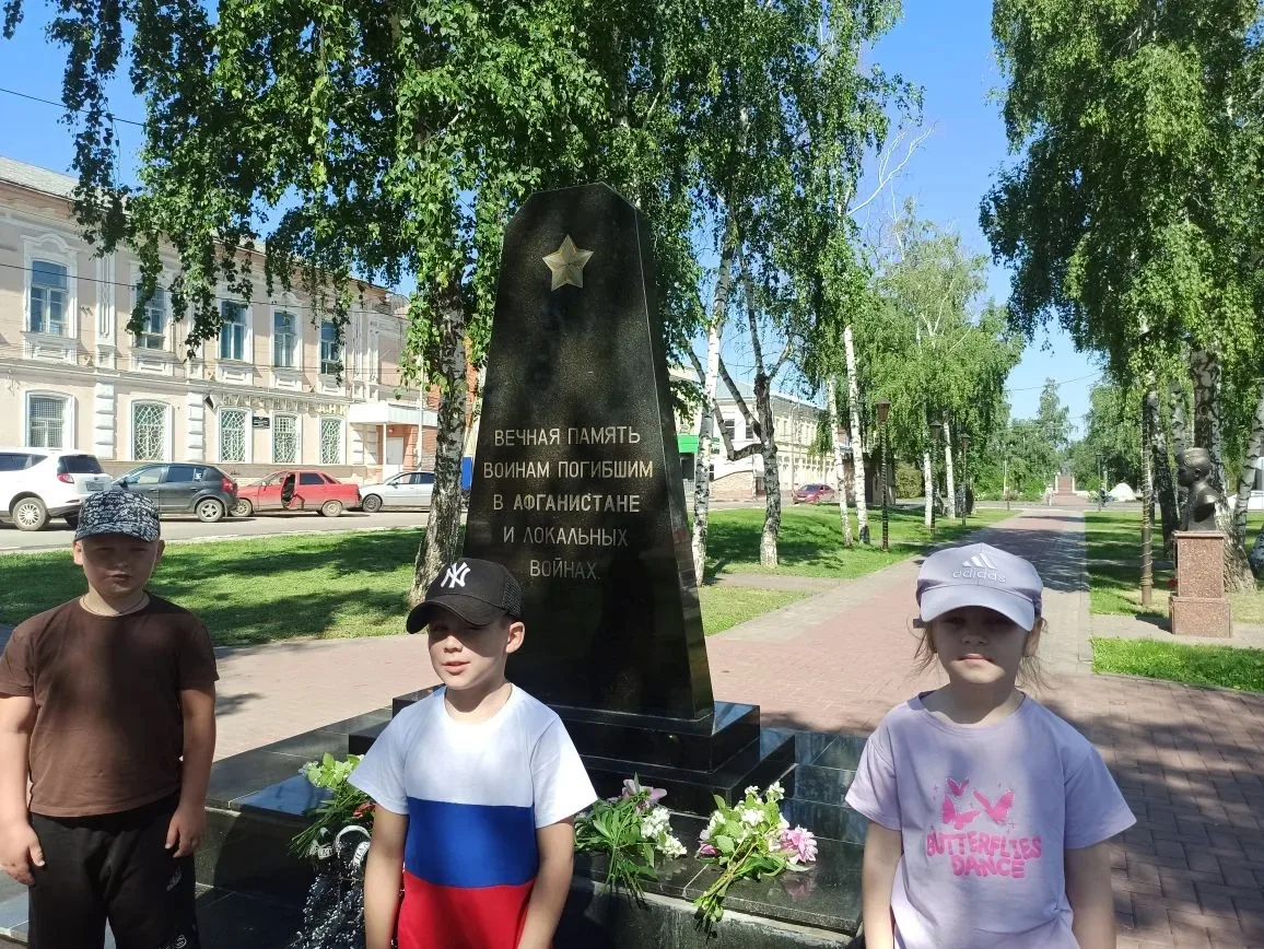 🇷🇺Дети Марксовского центра «Семья» возложили цветы к памятнику воинам-интернационалистам на Аллее 