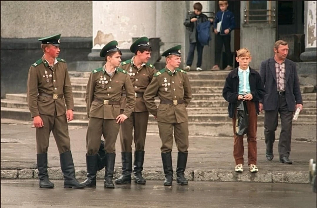 Возле универмага «Сахалин». 1989 год. Южно-Сахалинск

 Подпишись на Южно-Сахалинск📲