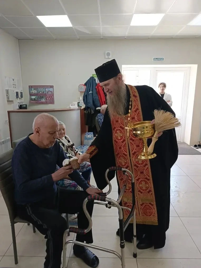 Вчера в пансионате «Дом» был по-настоящему тёплый и светлый день. К нам приходил батюшка, поздравил 