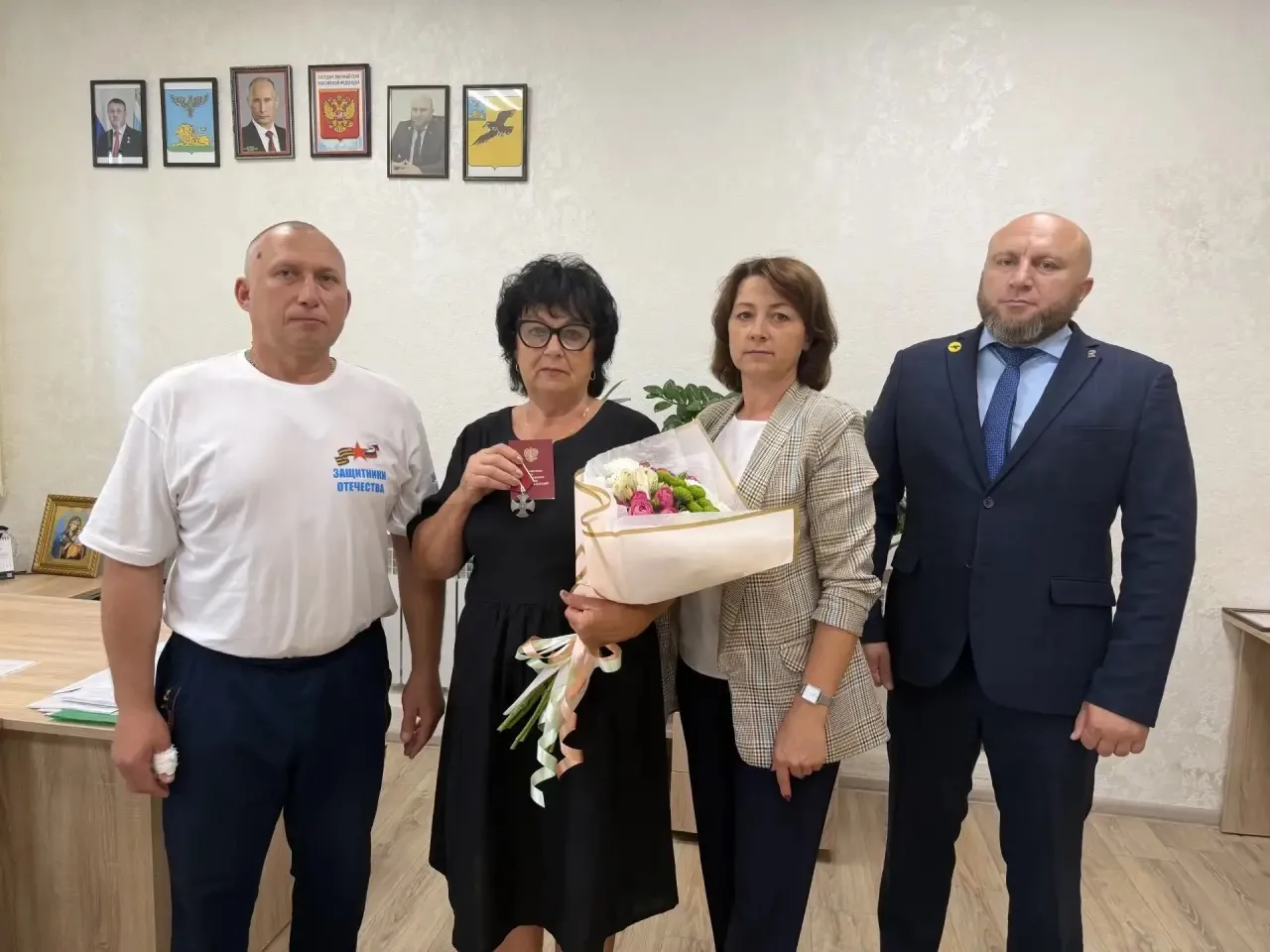 Сегодня вручили орден Мужества (посмертно) маме нашего земляка.

Орден приняла мама Андрея Николаеви