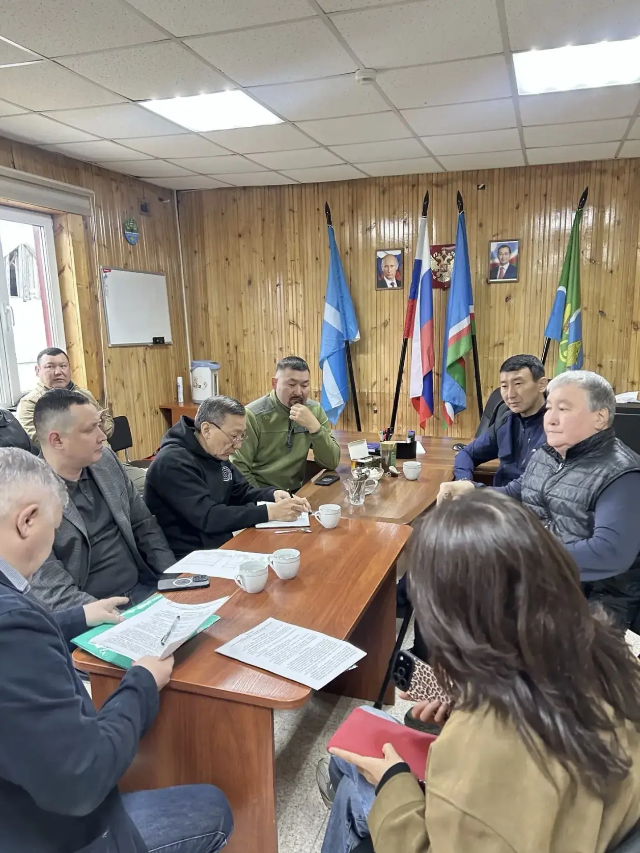 Директор ГБУ РС (Я) «Служба эксплуатационно-технического обеспечения» Александр Трофимов и управляющ