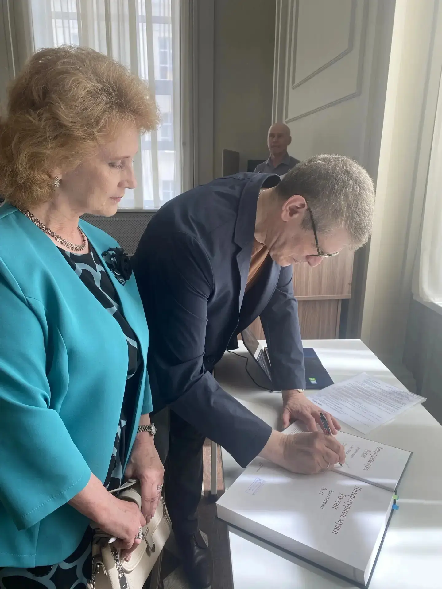 Замечательный подарок к профессиональному празднику!

Дмитрий Бак подписал библиотеке Сарапула на па
