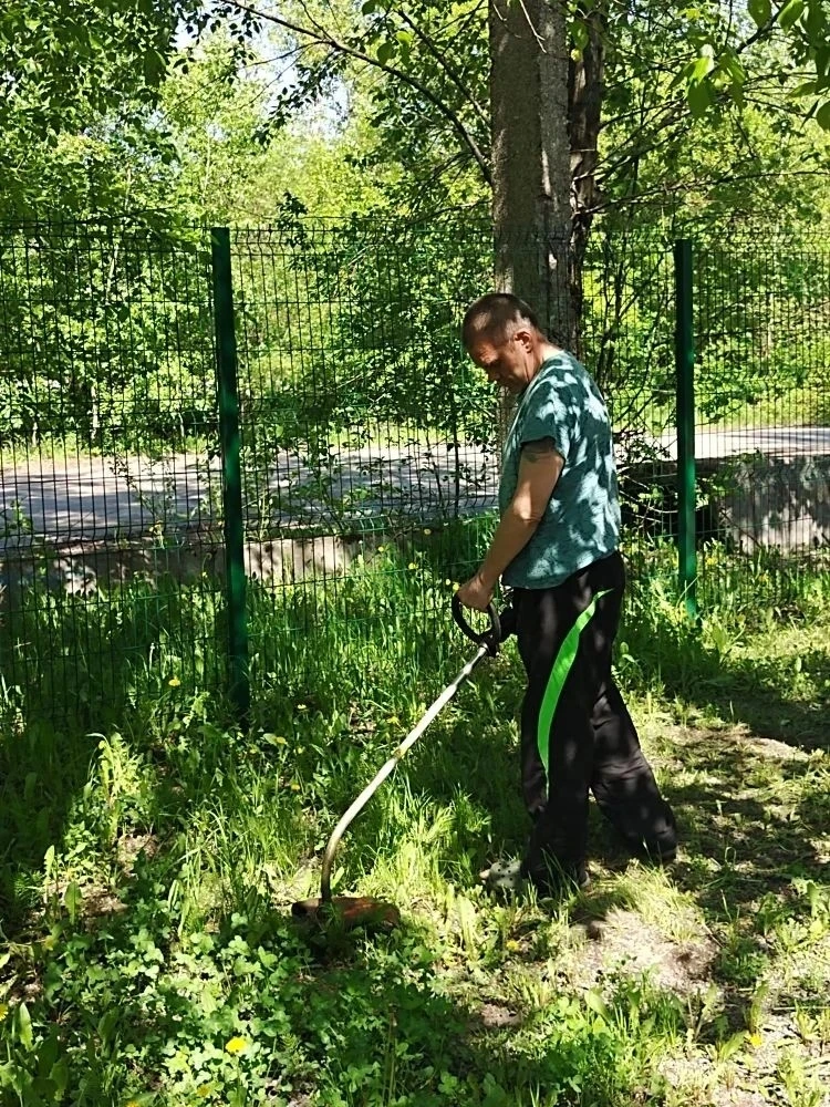 🌿Подопечные отделения социальной адаптации произвели покос травы на территории 
 
Скашивание травы 
