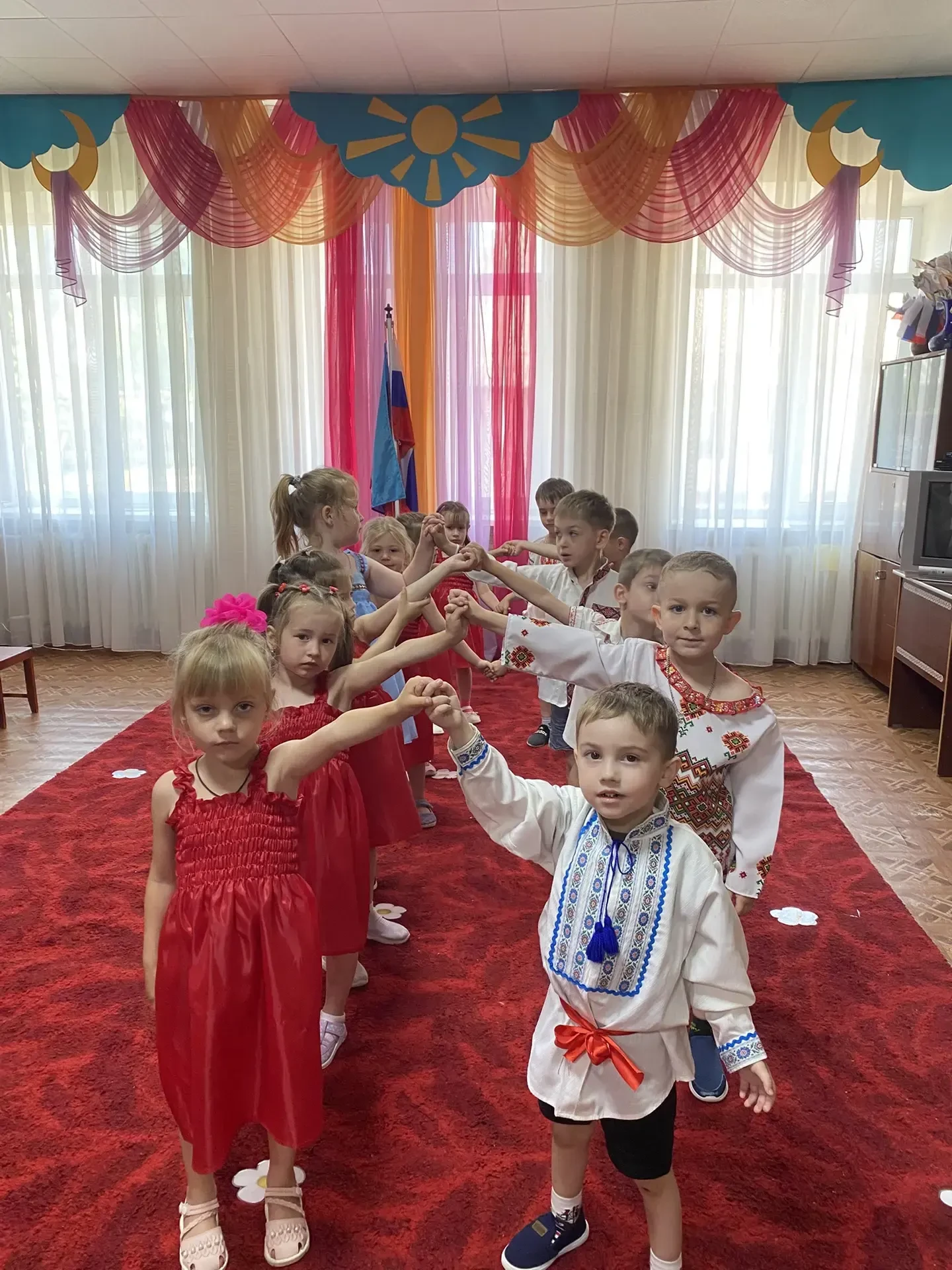 В этот день вокруг красиво:
всюду флаги и цветы.
День России! День России!
Нарядились я и ты.
Музыка