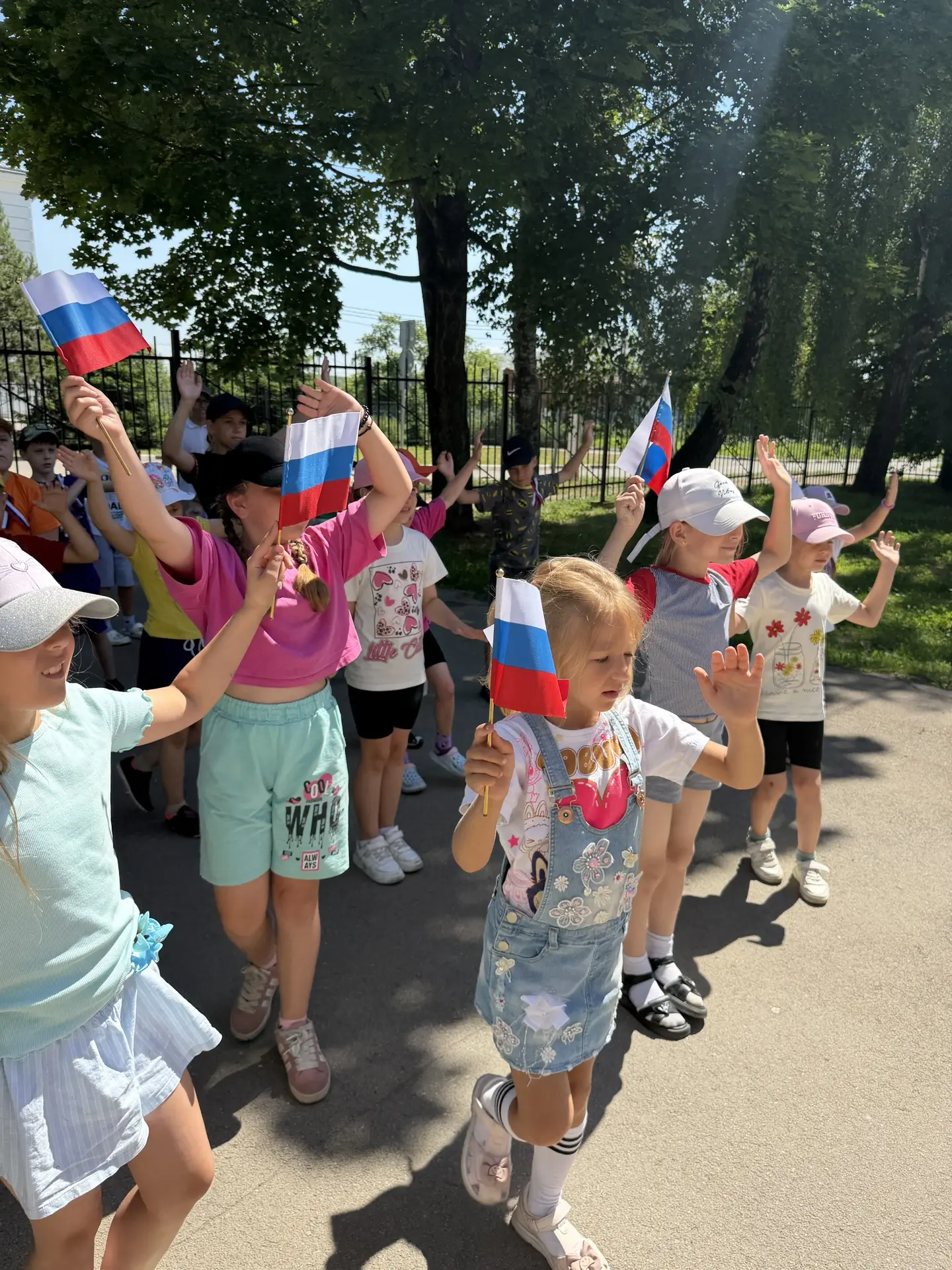 🇷🇺 Сегодня наша школа присоединилась к акции «Российский триколор»! 🇷🇺

В этот день педагоги под
