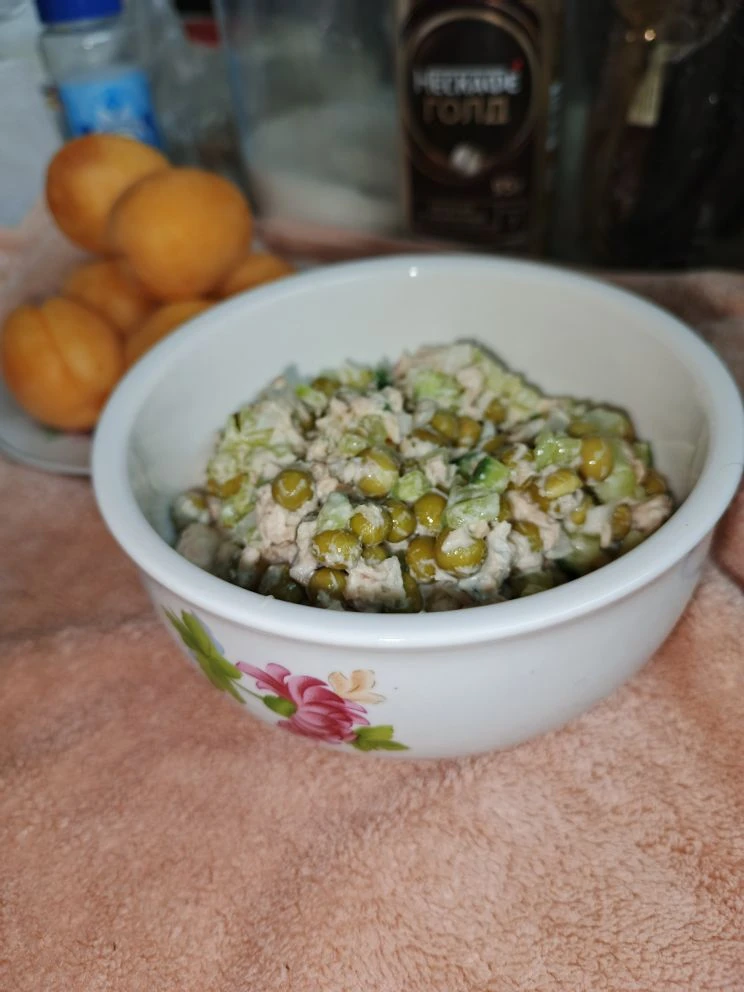 Грудки куриные для салата не успели разморозится. Сделала с тунцом. Вполне можно есть. Там огурец, л