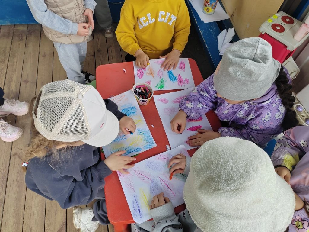 🎨 Изо по-летнему: магия листиков! ☀️

Сегодня с ребятами мы творили настоящее волшебство! 🍃 Вдохно