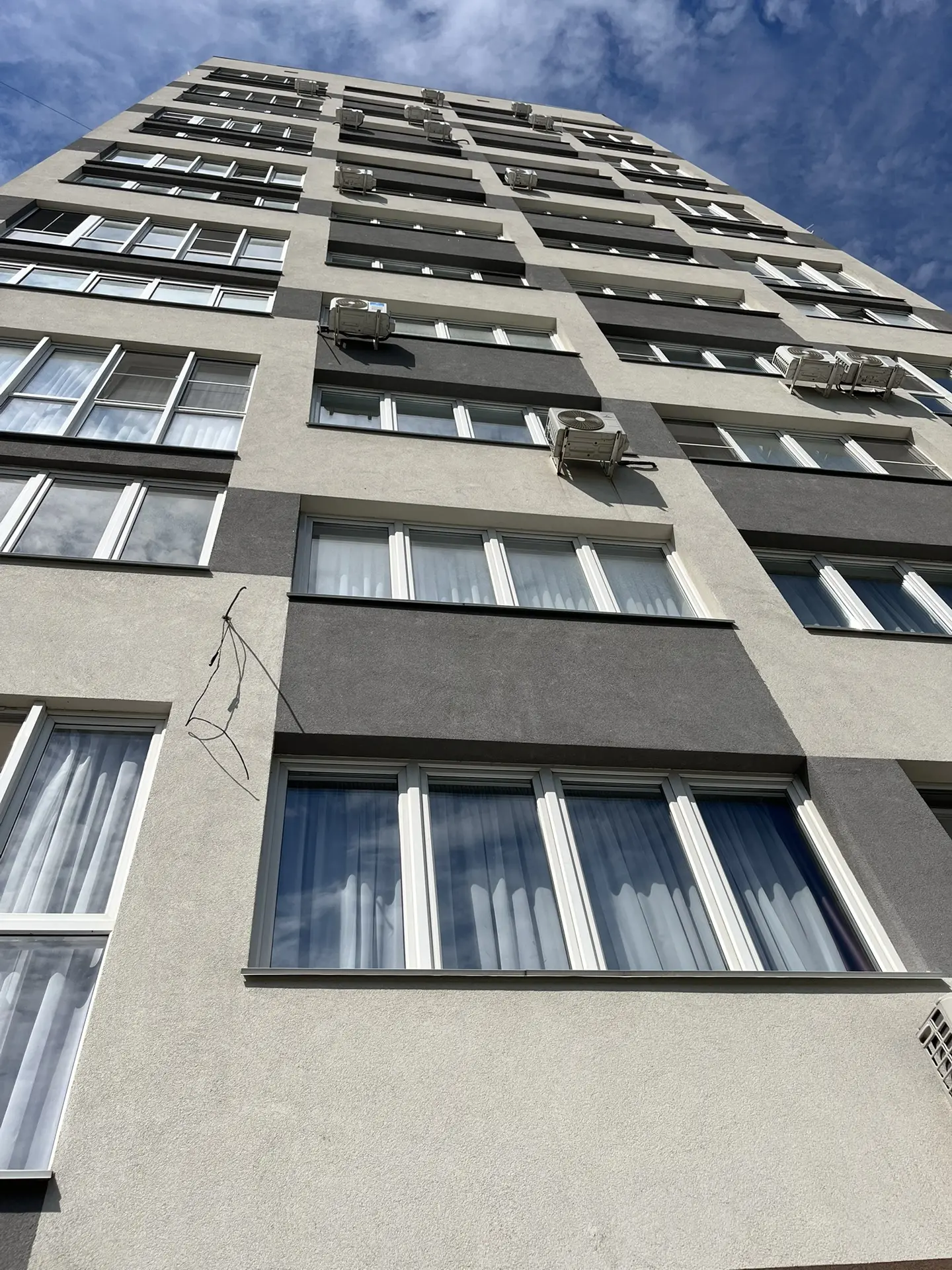 Уважаемые жители, напоминаем основные правила установки:
1.    Кондиционер должен быть окрашен в цве