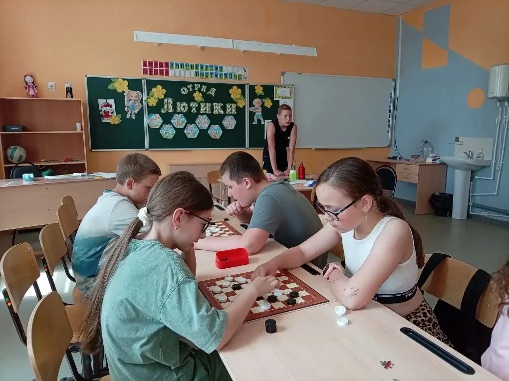 🏆 Шашечный турнир: битва умов в пришкольном лагере!

Игра в шашки — это не просто развлечение, а на