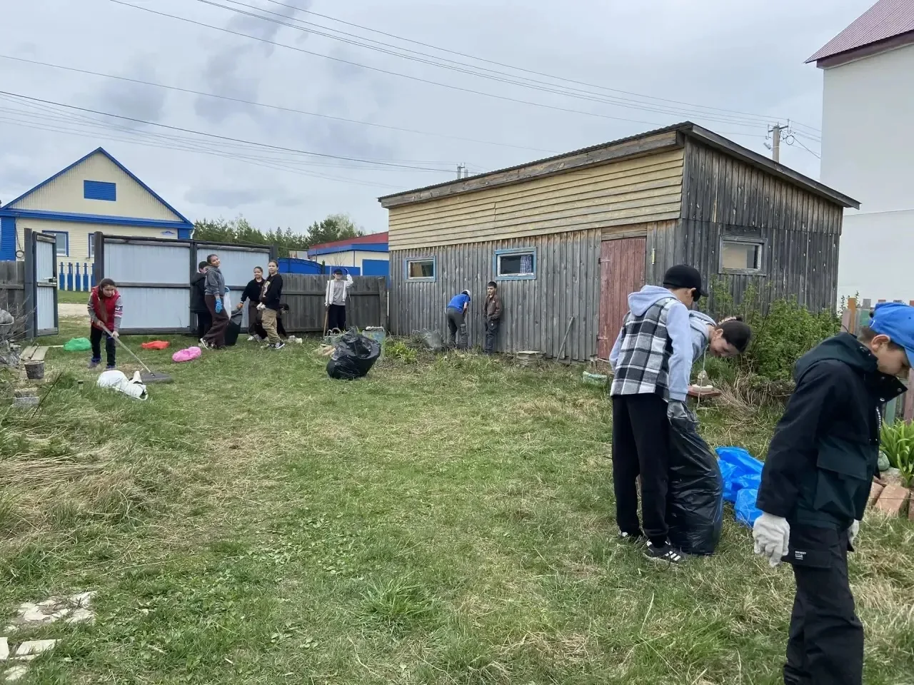 В канун Дня Победы наш 5 «А» класс, во главе с классным руководителем Байчуриной Э.З., совершил наст