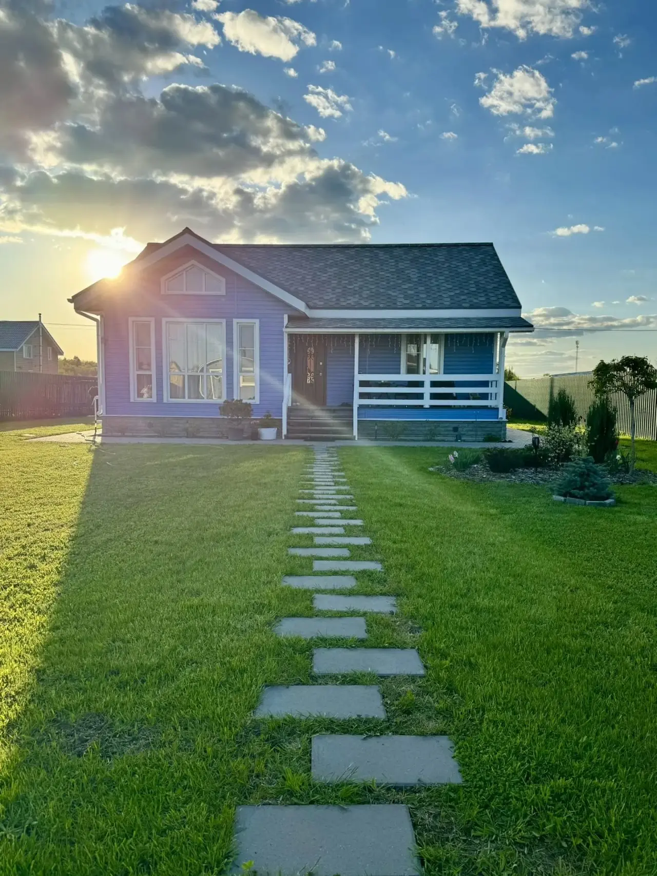 Синий дом - островок счастья среди городской суеты 🏠

Именно этому островку счастья на просторах Мо