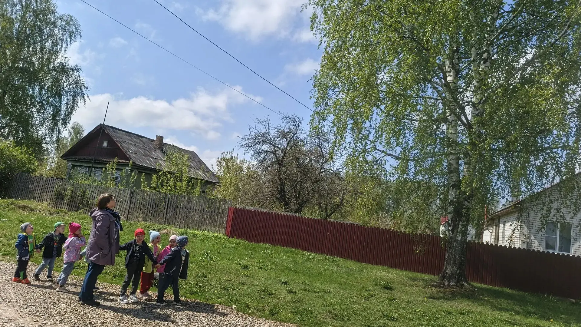Дружно по селу гуляем,
За природой наблюдаем:
Вот черёмуха цветёт,
Ручеёк звенит, течёт.
Здесь плоти