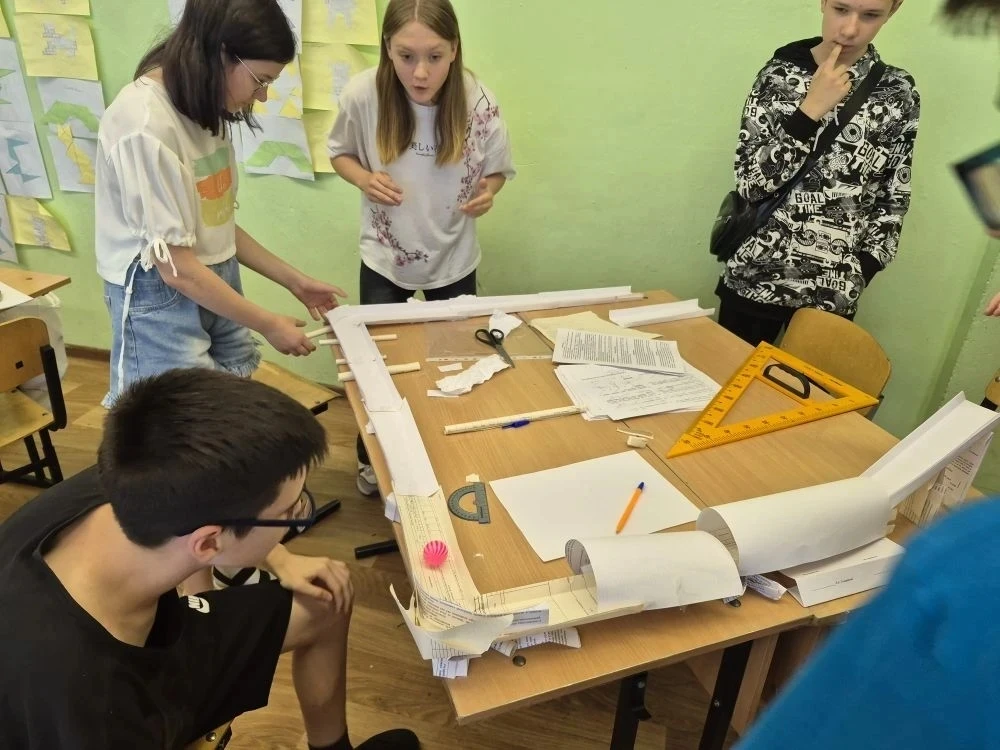Ребята из математического лагеря "Эрудиты из первой" успевают и решать олимпиадные задачи, и интерес