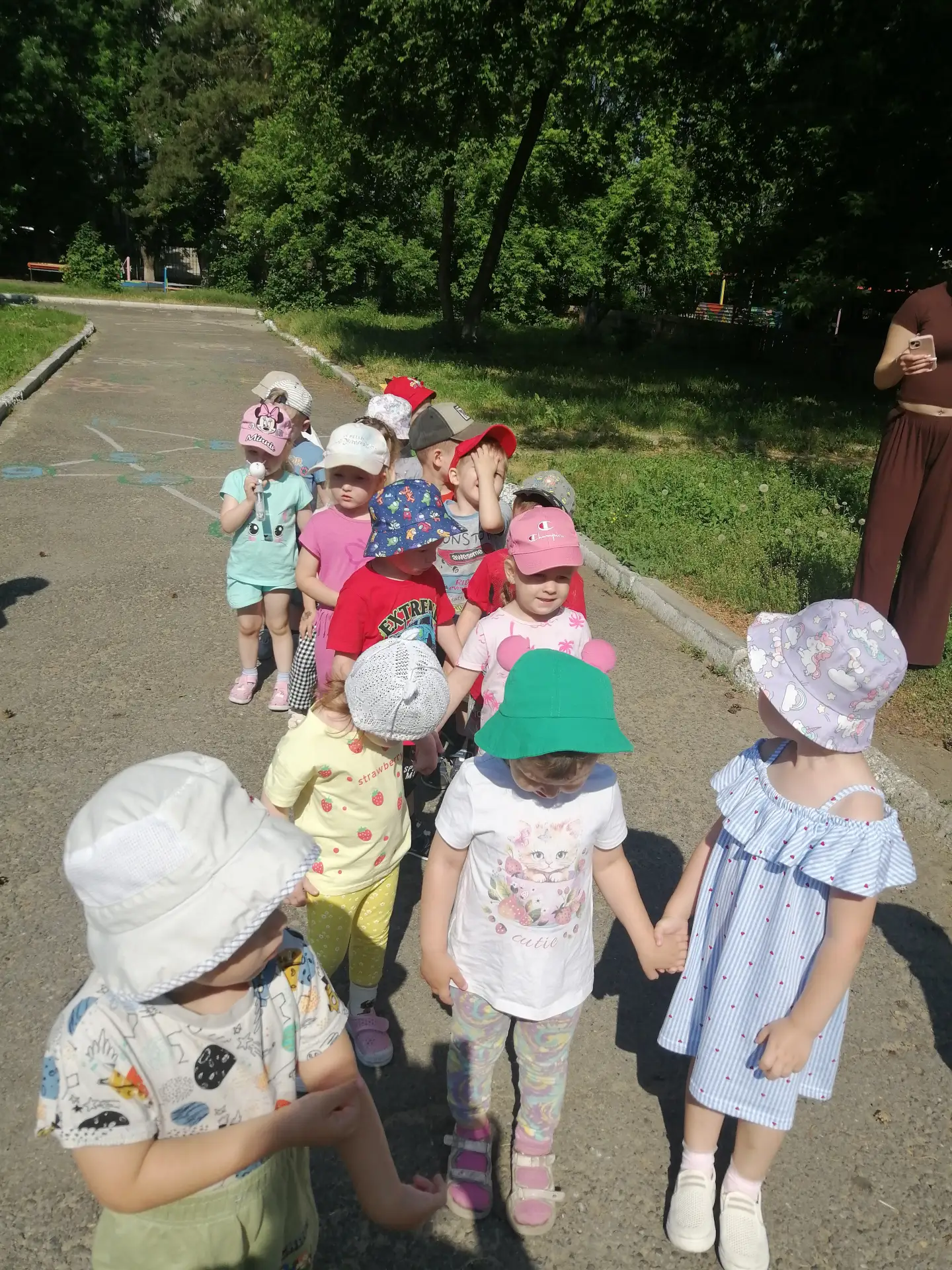 Воспитанники второй младшей  группы "Алёнушка" побывали на экскурсии в огороде!
Удивляется народ:
Чт