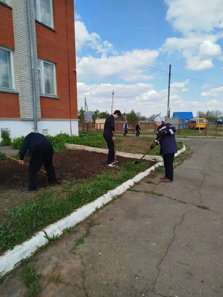 Сегодня вся школа дружно вышла на субботник. Обширная территория требует ухода и внимания. Сгребали 