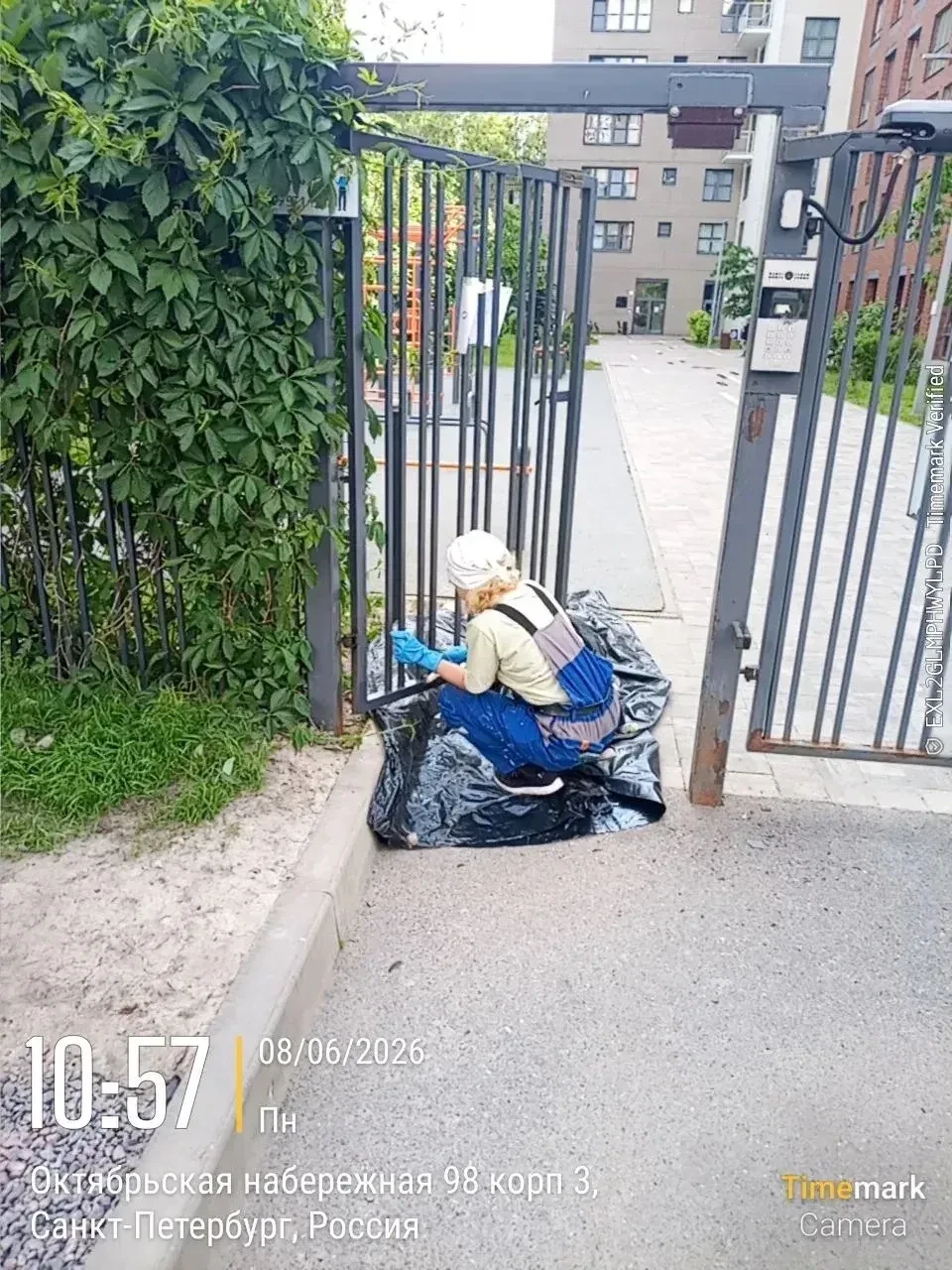 📌 Восстанавливаем лакокрасочное покрытие ограждения.