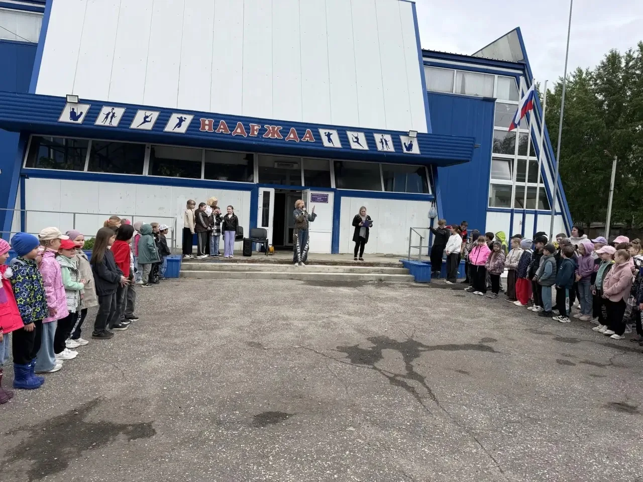 Первый день в пришкольном лагере «Непоседы». 
Первый день в летнем пришкольном лагере под девизом "П