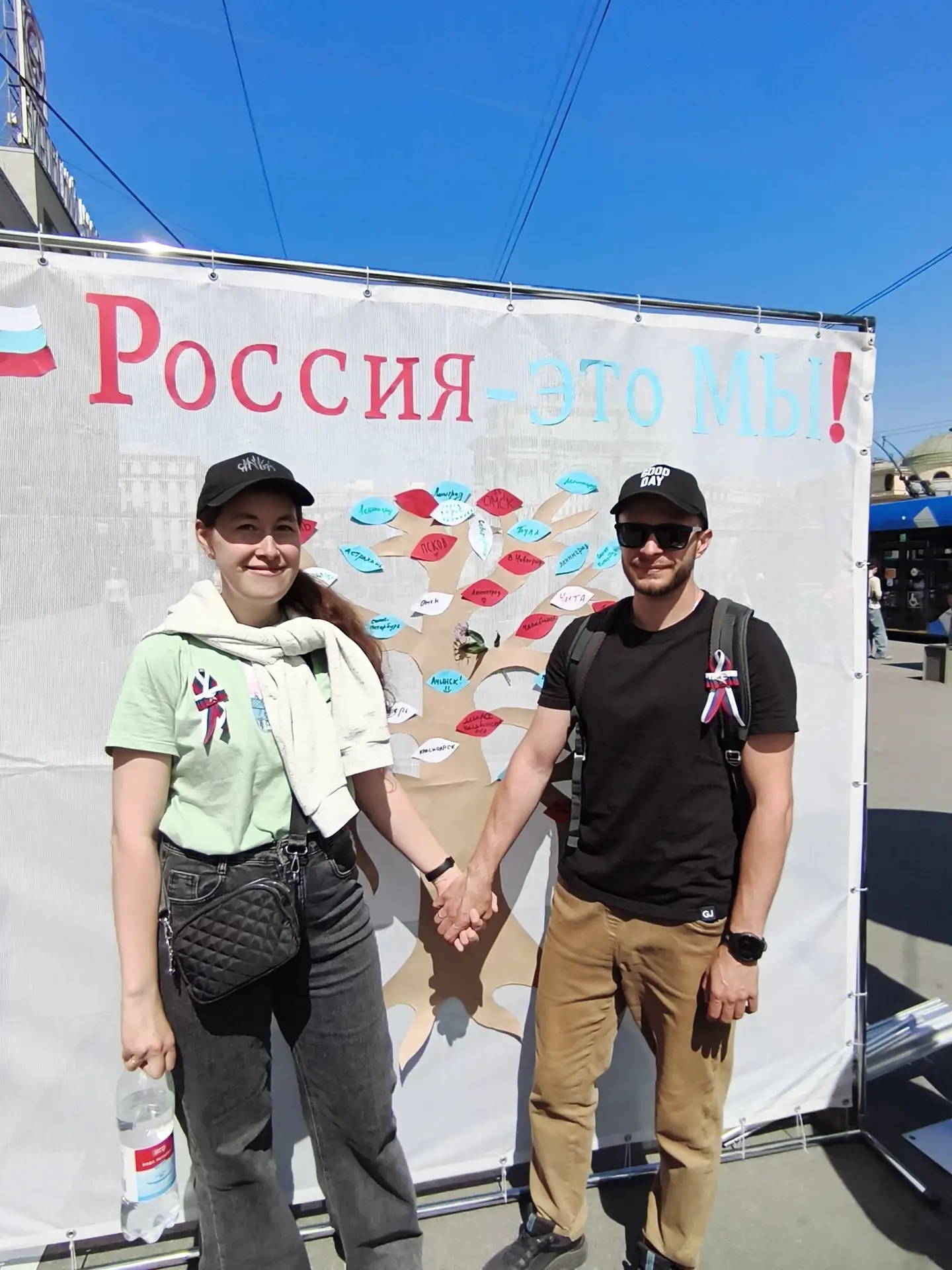 🇷🇺 Ко Дню России Муниципальный совет МО Нарвский округ организовал яркий флешмоб.

🌳 Центральным 