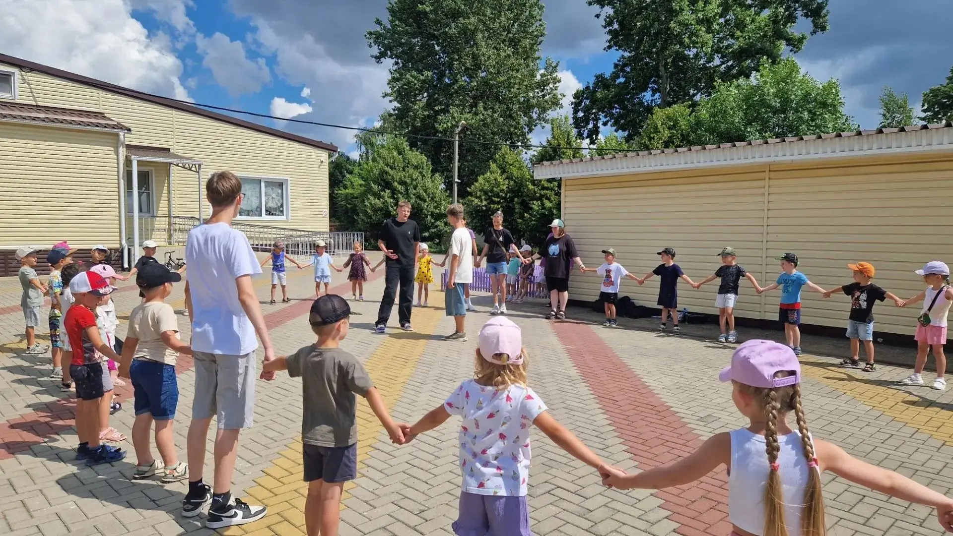 Несмотря на летние каникулы, к нам в гости пришли наши друзья-старшеклассники МБОУ СОШ № 45 ст. Севе