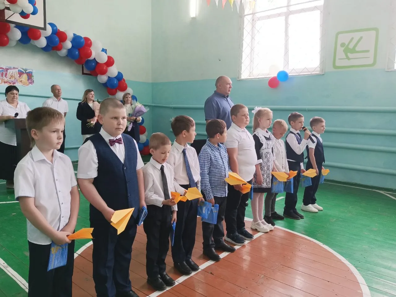 🎓 Крылья за спиной: в Листопадовской СОШ прозвенел Последний звонок!

✨🎶 В стенах МКОУ Листопадовс