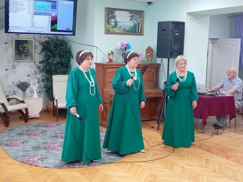 Сегодня в нашем доме прошёл концерт творческой группы «Лукоморье»! 
Наши подопечные с радостью слуша