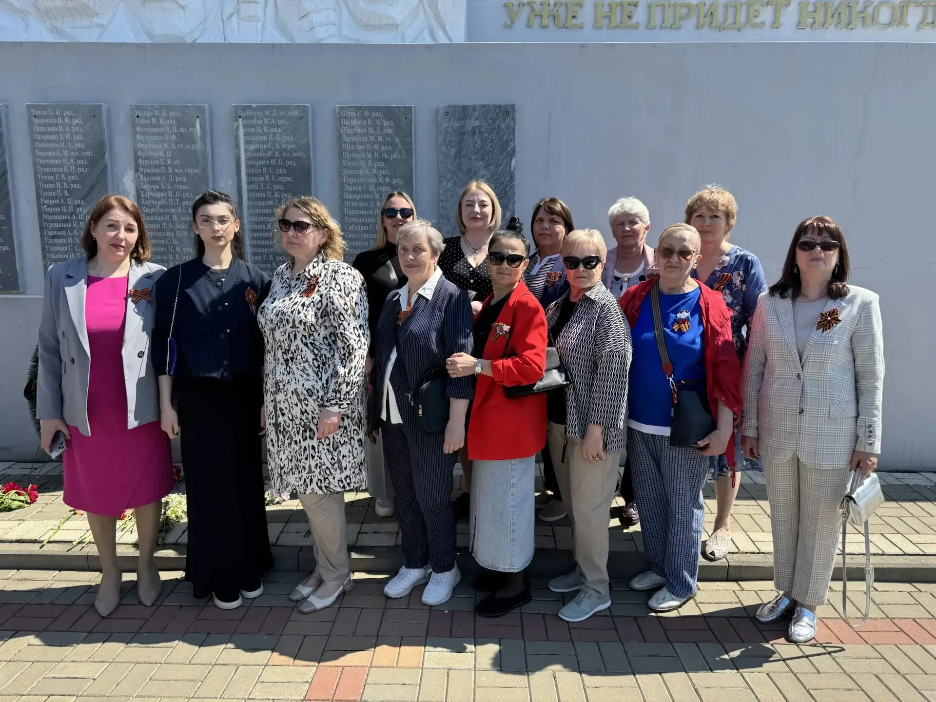 9 мая, в день великой Победы, преподаватели БОУОСОШ приняли участие в возложении цветов на мемориаль