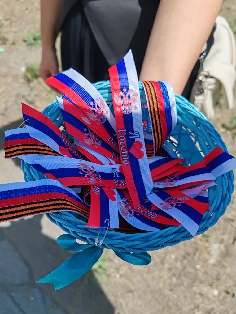 В преддверии  Дня России работники культуры п.Синегорский» провели патриотическую акцию по раздаче л