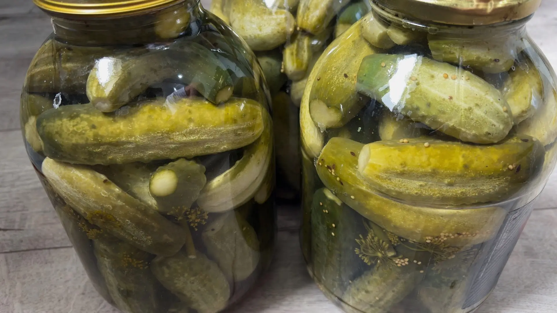 Огурцы без заморочек и без сахара🥒

Подготавливаем огурчики, не слишком маленькие берем. 

Добавляе
