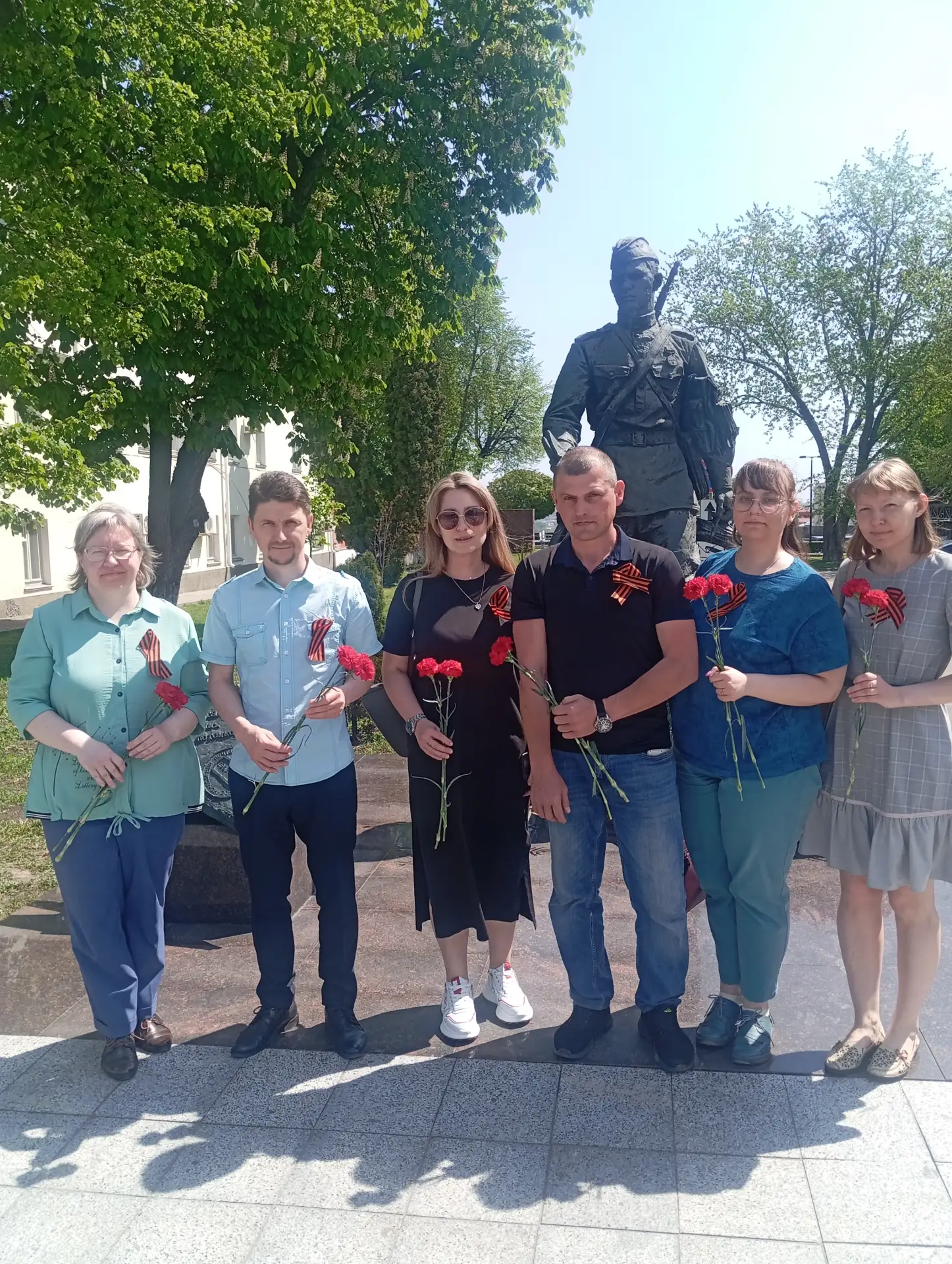 Как дань памяти героизму советского народа сотрудники Воронежского ЦГМС возложили цветы к мемориалу 