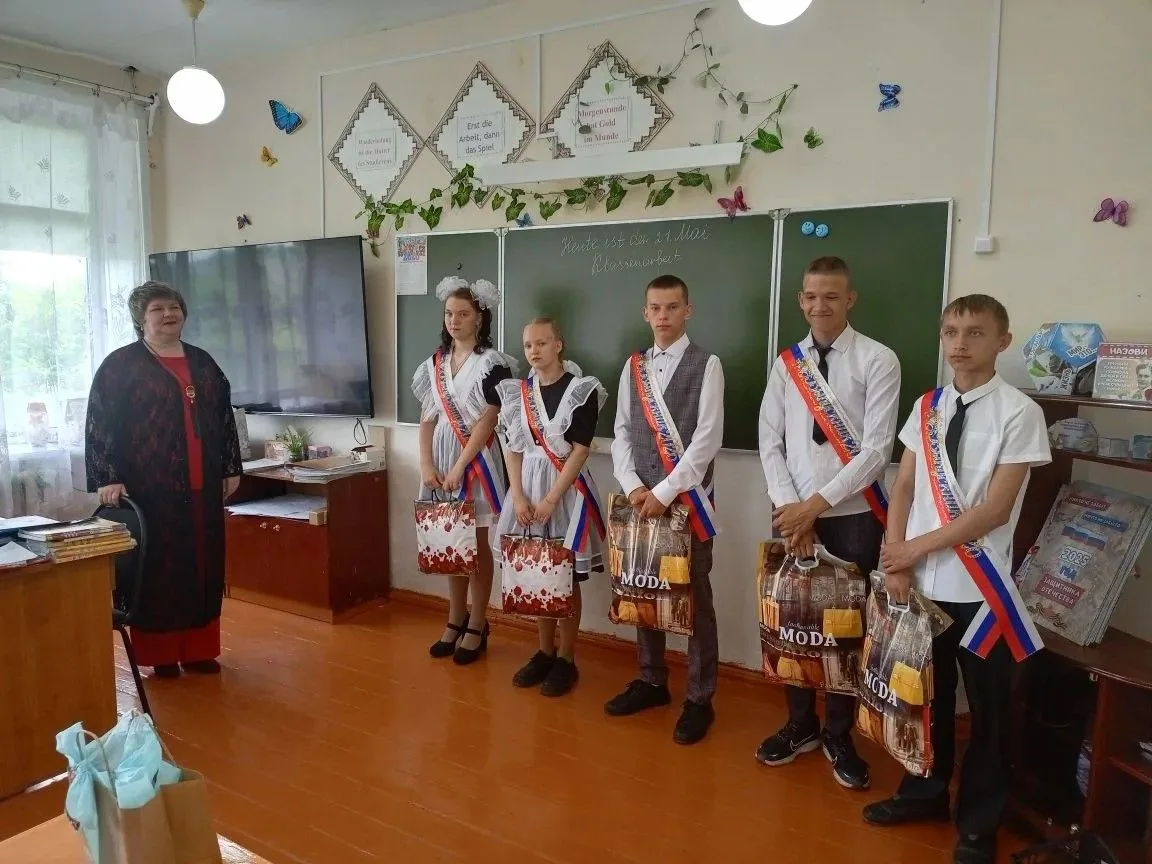 Последние детства минуты.
Последний, прощальный урок.
Печально слегка почему-то
Звенит нам последний