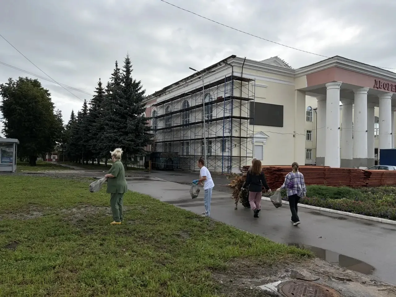 Сотрудники Городского Дворца культуры вышли на улицы города в рамках субботника