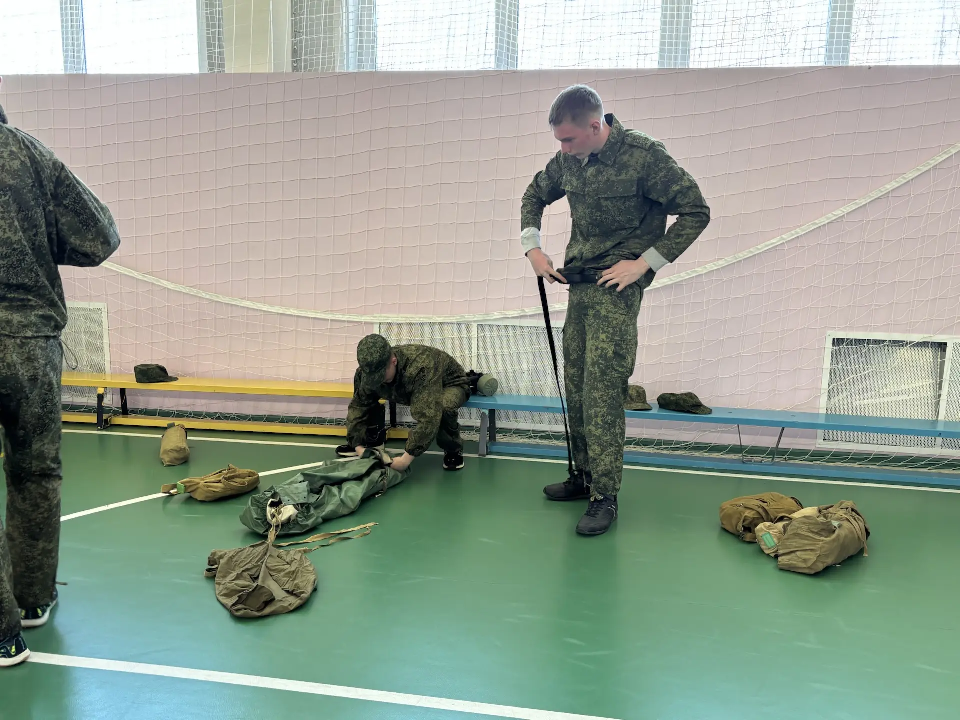 ГАЗЫ!!!

Следующим заданием для нашей команды стало снаряжение РХБЗ. Нужно было надеть в правильном 