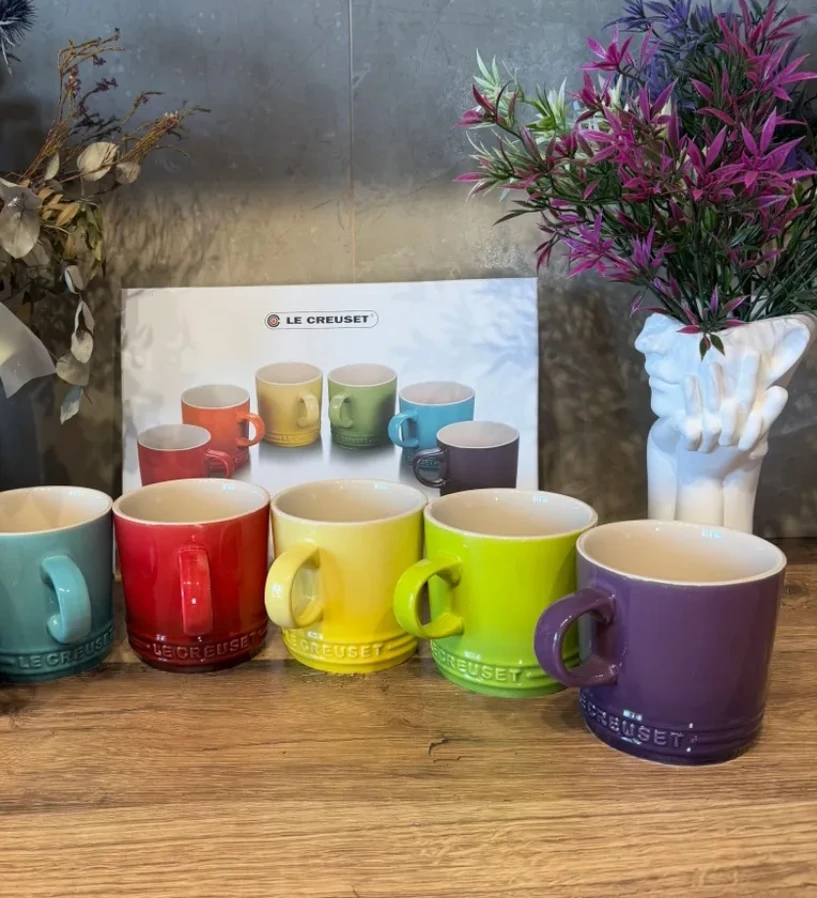 Le Creuset набор из 10 предметов:
Набор тарелок 23 см 5 шт разноцветный и Кружки 350 мл, 5 шт
У нас 