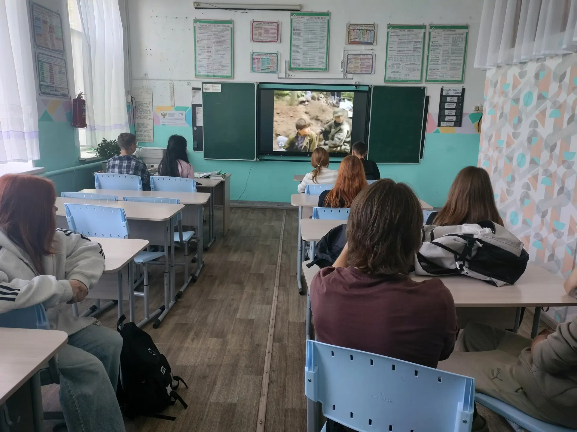 Ученики 8‑х и 9‑х классов нашей школы посмотрели фильм "Блокада Ленинграда" — одно из самых трагичес