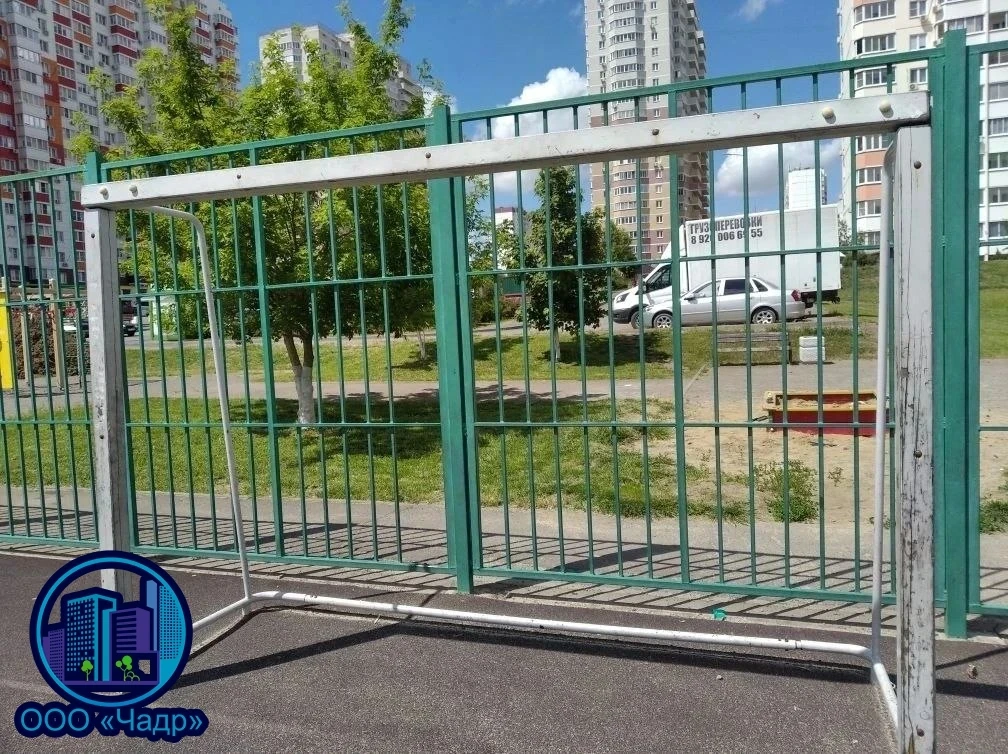 На спортивной площадке по адресу ул. Платона Кляты, 27 выполнены работы по установке новой сетки на 