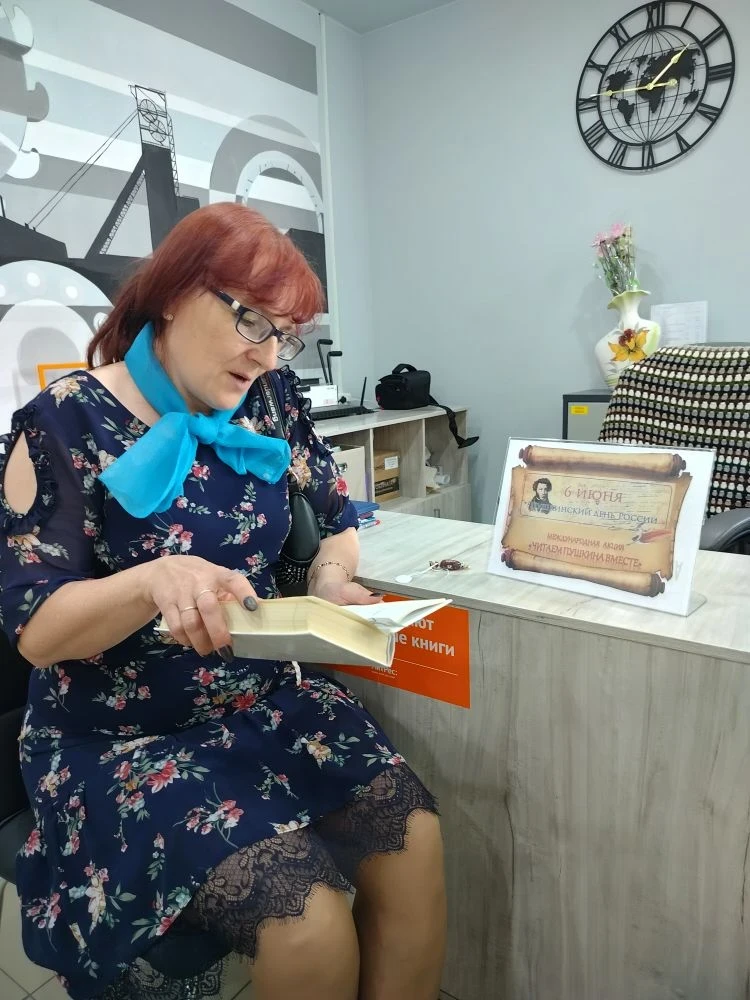🎩 К Пушкинскому дню стены Тыретской библиотеки наполнились звучными строками великого поэта. В рамк