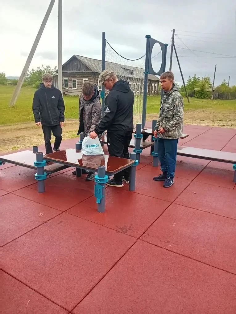 📎Сегодня ребята из трудовой бригады придали нашей школе свежий и ухоженный вид.

✨В ходе совместной