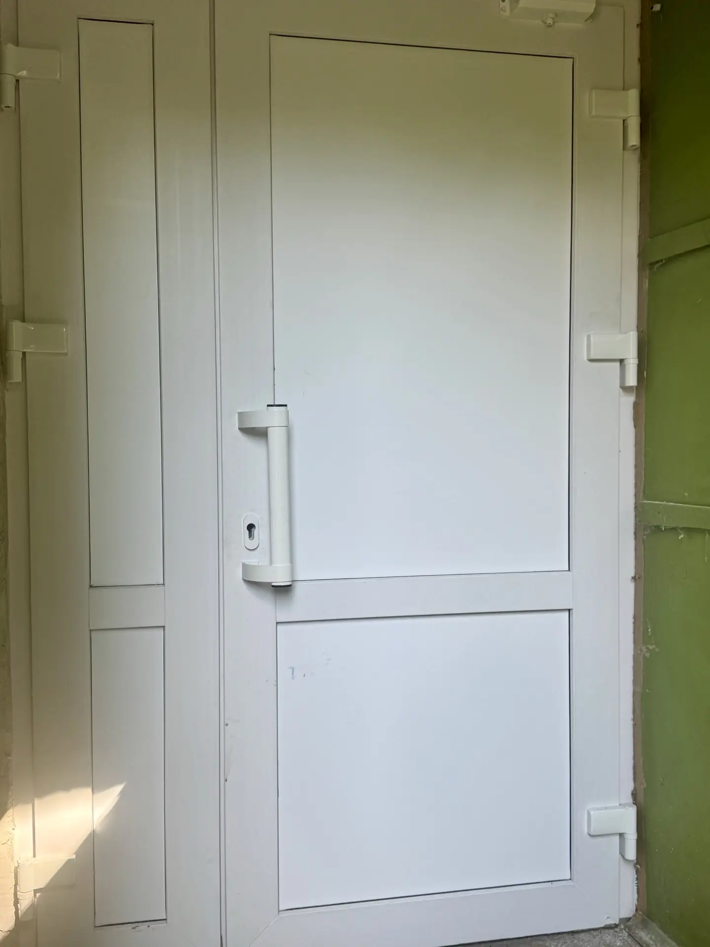 🚪🛠 Тепло и порядок с порога: обновляем тамбуры по Первомайской, 36а

Специалисты подрядной организ