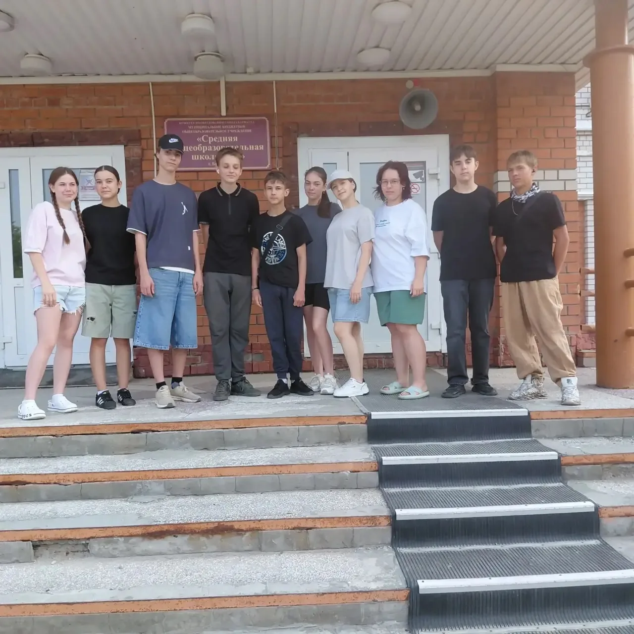 🌿 Новость дня: школьная бригада заступила на вахту!

С сегодняшнего дня наша платная бригада присту