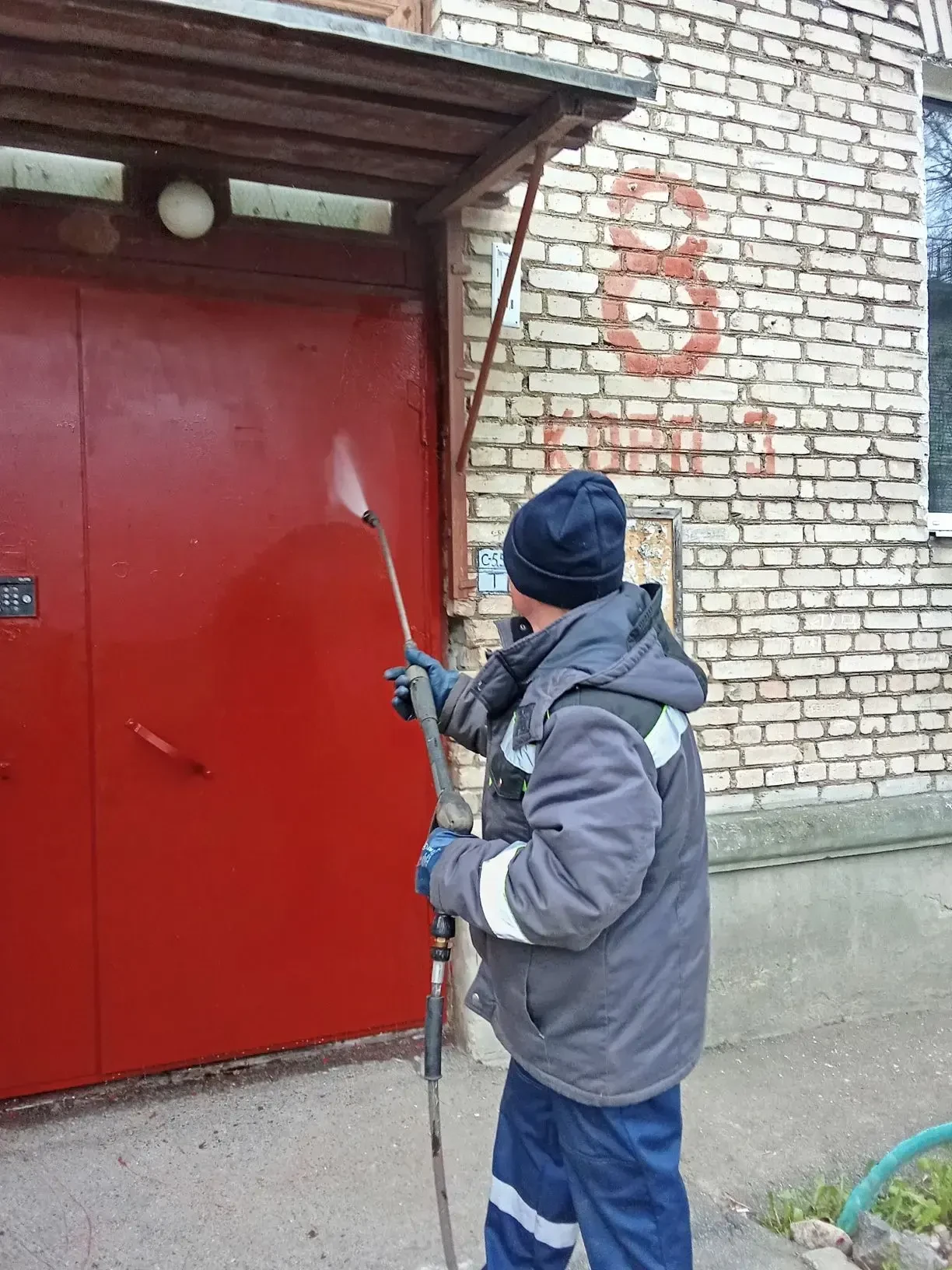 Помывка фасадов в рамках месячника по благоустройству по адресам: Пограничника Гарькавого, д. 8, кор