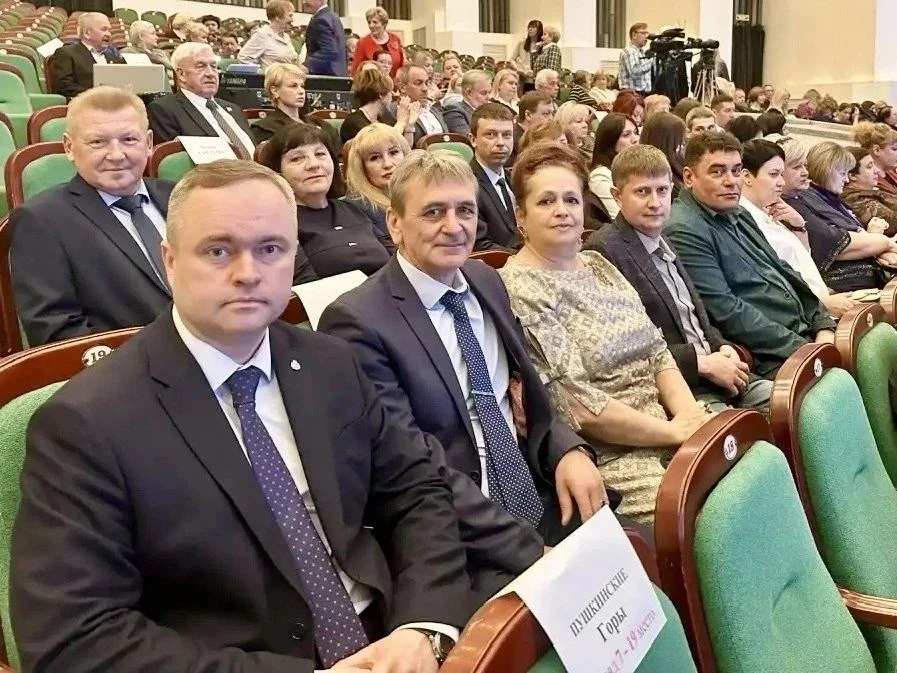 Глава Островского муниципального округа Дмитрий Быстров вместе с командой муниципального сообщества 