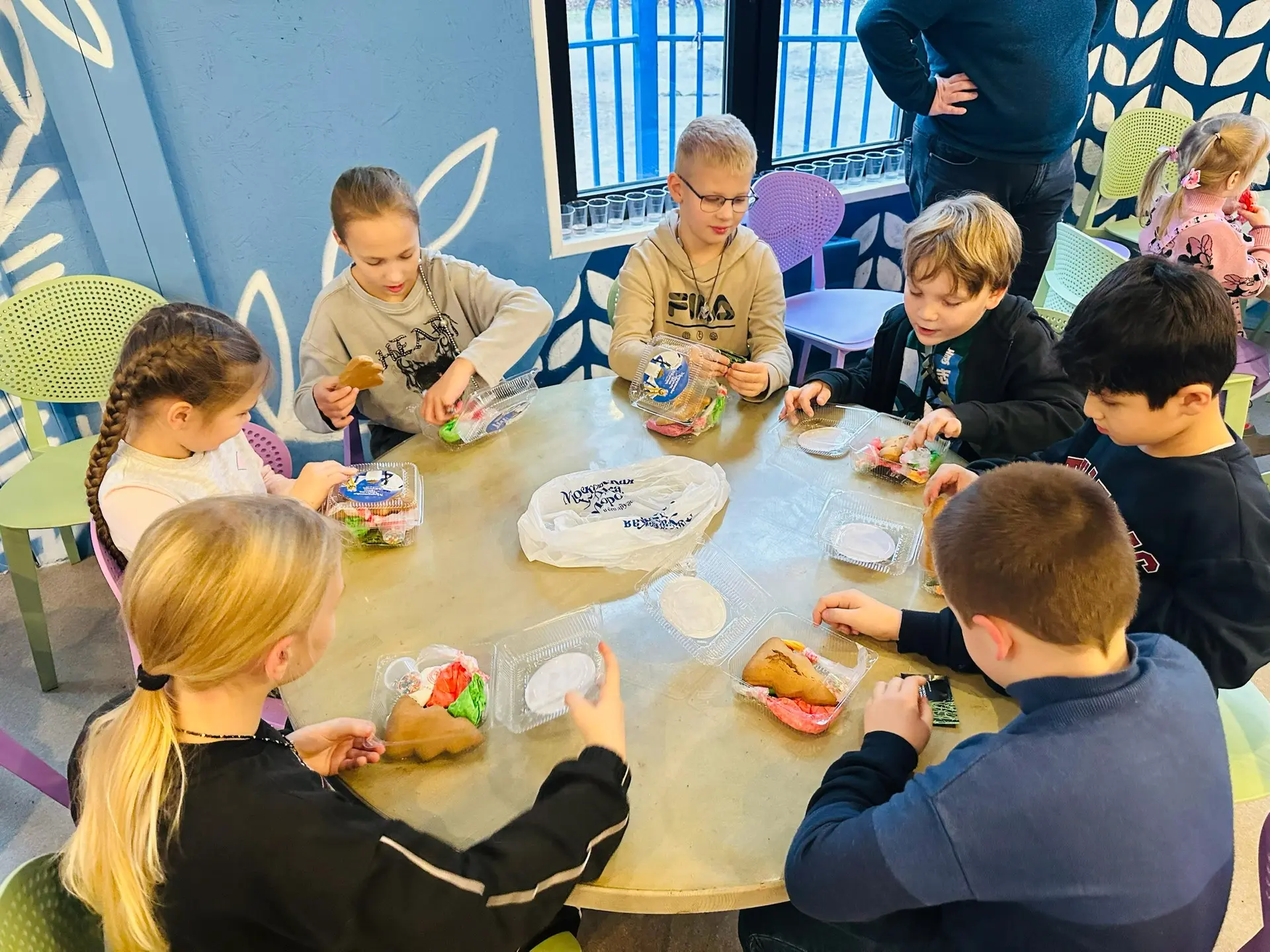 Пока город только начинает украшать витрины, наши ребята успели побывать там, где Новый год живёт кр